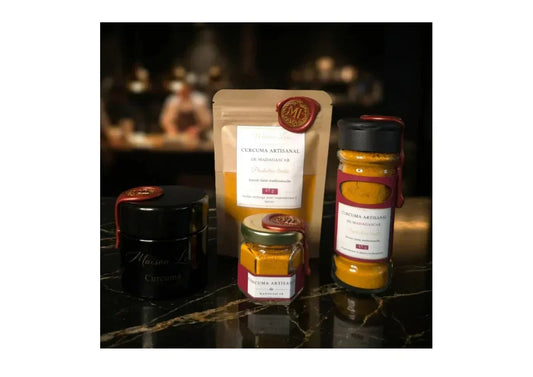 Gamme complète du Curcuma artisanal de Madagascar Maison Loïs avec format découverte, recharge, moulin rechargeable et pot de conservation en verre biophotonique.