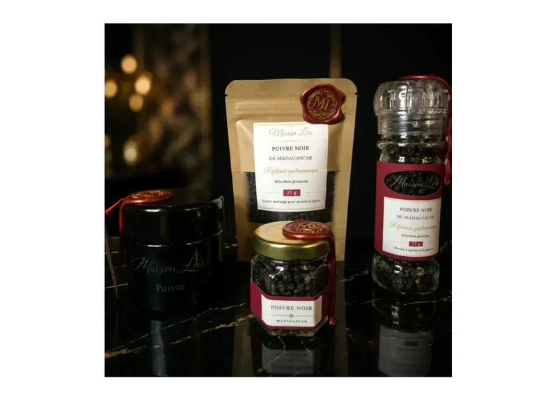 Gamme complète du Poivre Noir de Madagascar Maison Loïs avec format découverte, recharge, moulin rechargeable et pot de conservation en verre biophotonique.