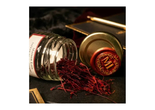 Découvrez le Safran Mongra du Cachemire Maison Loïs : des filaments longs soigneusement sélectionnés, réputés pour leur intensité aromatique, leur couleur profonde et leur qualité gastronomique.