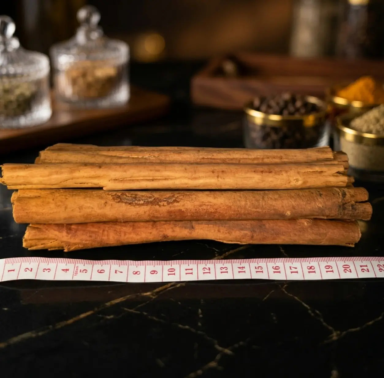 Bâtons de cannelle de Ceylan artisanale de Madagascar avec repère de taille, environ 20 cm, sélection Maison Loïs Genève.