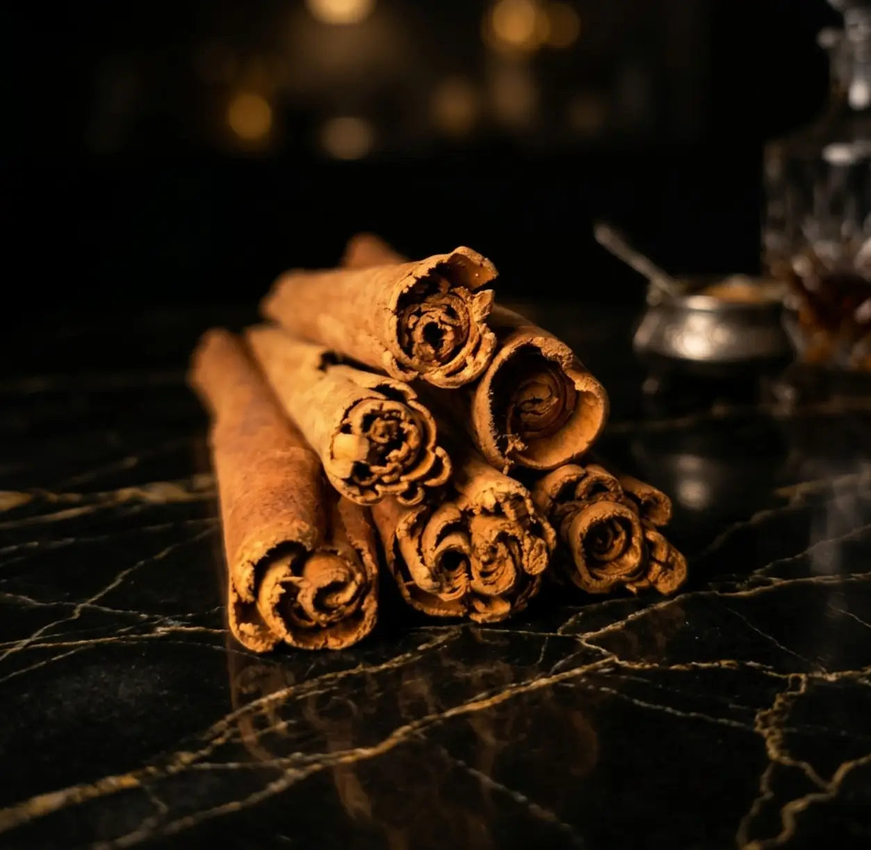 Gros plan sur des bâtons de cannelle de Ceylan de Madagascar, sélectionnés pour une cuisine gastronomique par Maison Loïs Lausanne.