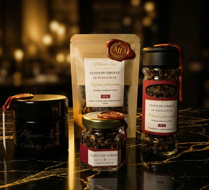 Gamme complète de clous de girofle de Madagascar Maison Loïs, avec pot noir, pot en verre, sachet recharge et saupoudreuse.