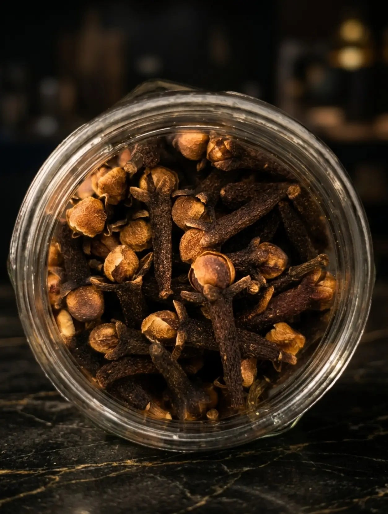 Gros plan sur des clous de girofle de Madagascar, sélectionnés pour une cuisine gastronomique par Maison Loïs Suisse.