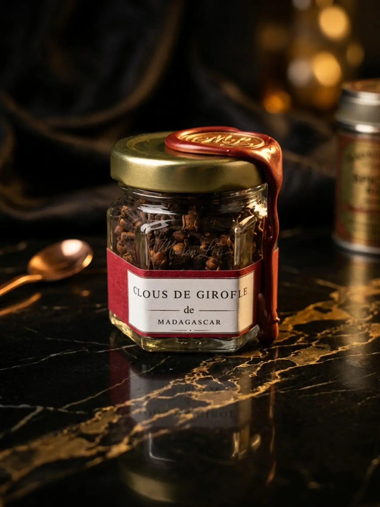 Clous de girofle de Madagascar en pot de verre découverte, présentés par Maison Loïs à Fribourg.