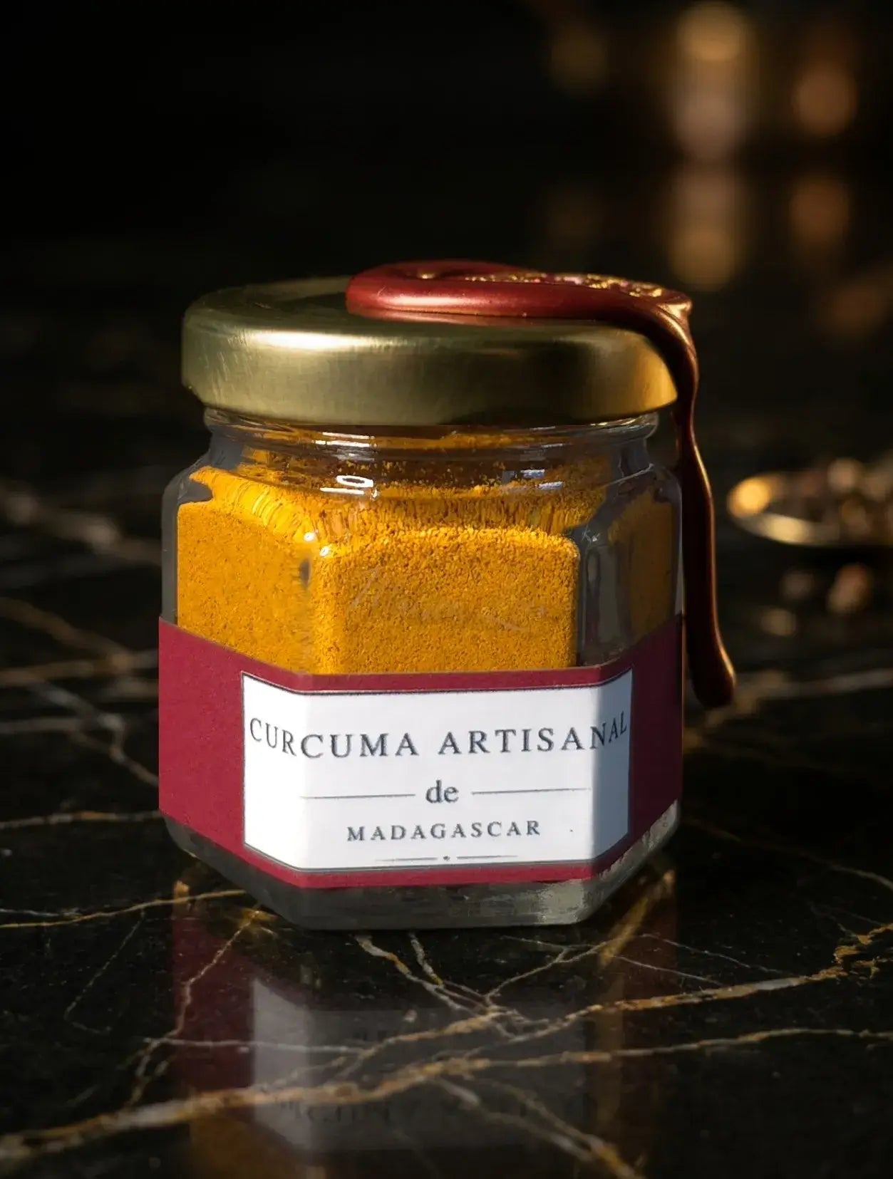 Curcuma artisanal de Madagascar en format découverte Maison Loïs Suisse, présenté en pot de verre premium.