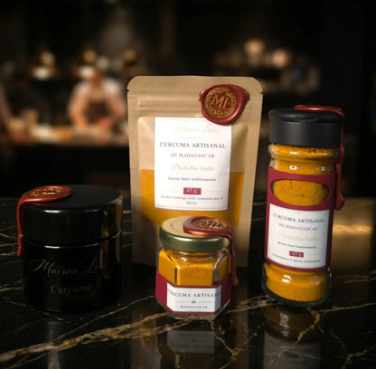 Curcuma artisanal de Madagascar en gamme complète Maison Loïs Suisse, avec pot, sachet recharge et saupoudreuse.