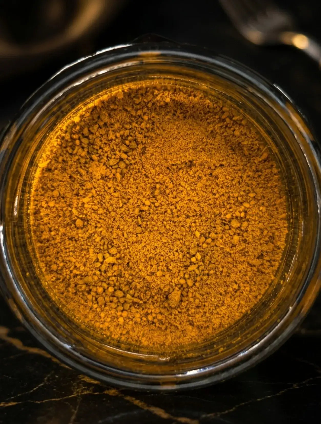 Poudre de curcuma artisanal de Madagascar en gros plan, sélectionnée pour la cuisine gastronomique.