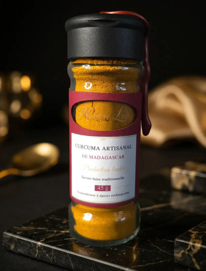 Curcuma artisanal de Madagascar en saupoudreuse rechargeable 45 g, sélection Maison Loïs à Fribourg.