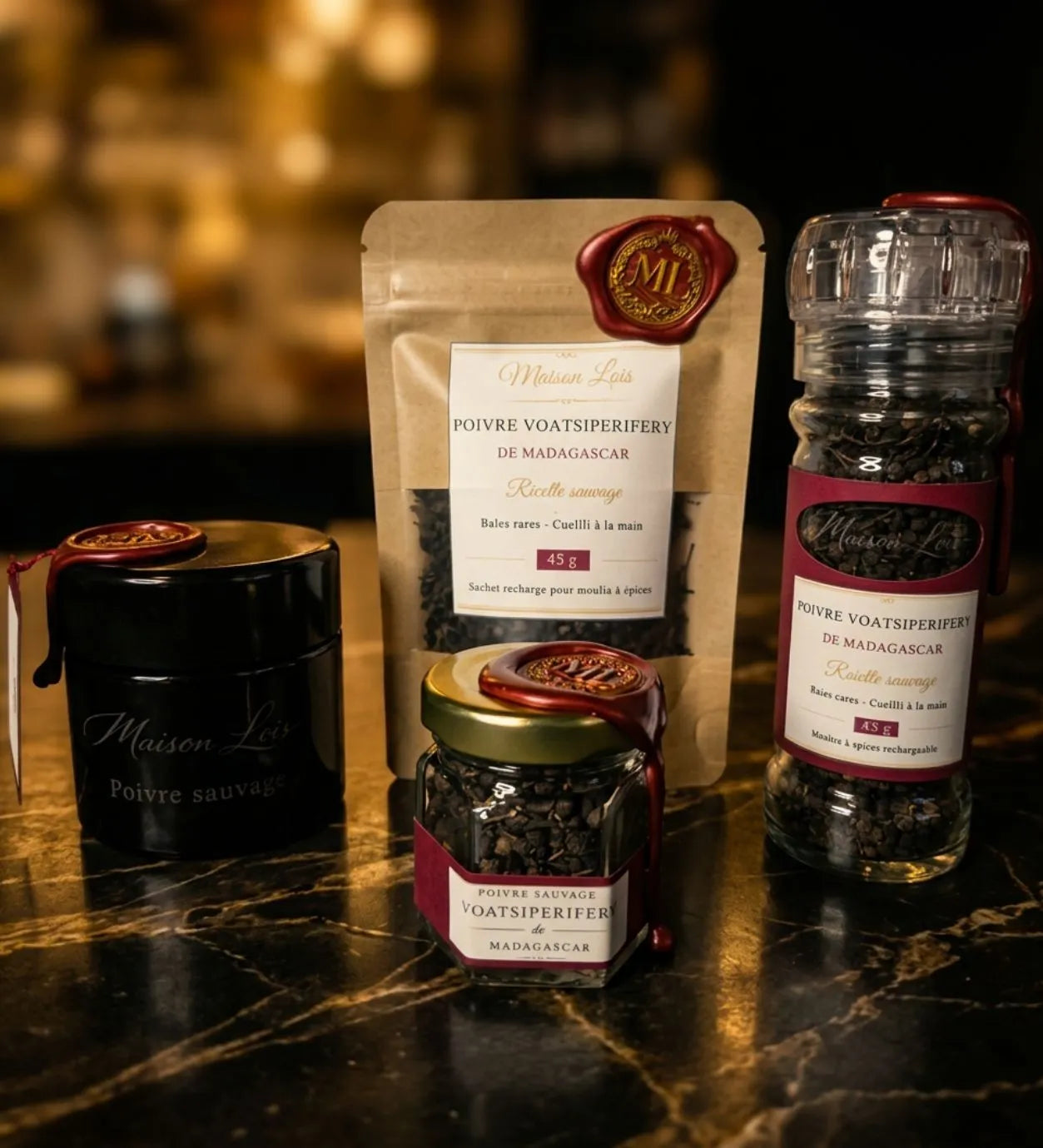 Gamme complète de poivre sauvage Voatsiperifery de Madagascar par Maison Loïs en Suisse, comprenant le moulin, le sachet recharge , le format découverte et le pot de conservation.