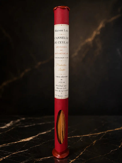 Tube artisanal de Cannelle de Ceylan du Pack Sélection Signature Maison Loïs, bâtons de cannelle en packaging rouge premium.