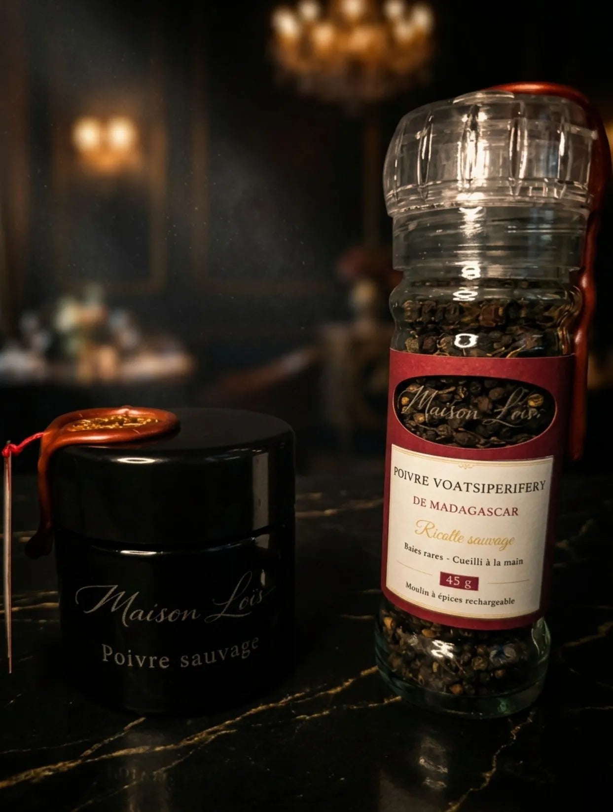 Pack conservation haute gastronomie associant un moulin à épices et un pot en verre biophotonique gravé Maison Loïs pour préserver les arômes du poivre sauvage.