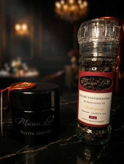 Pack conservation haute gastronomie associant un moulin à épices et un pot en verre biophotonique gravé Maison Loïs pour préserver les arômes du poivre sauvage.