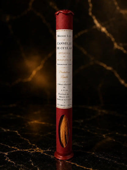 Tube de Cannelle de Ceylan artisanal de Madagascar du Pack Découverte – Sélection Essentielle Maison Loïs, bâton premium présenté sur marbre noir.