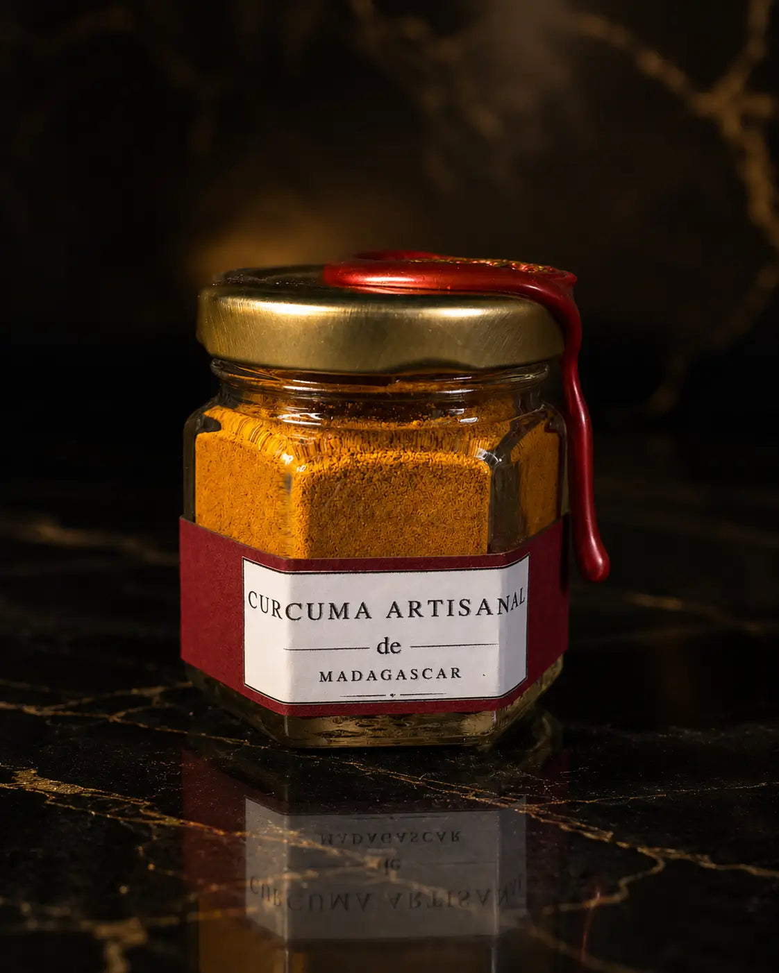 Pot en verre de Curcuma artisanal de Madagascar du Pack Découverte – Sélection Essentielle Maison Loïs, poudre premium scellée de cire rouge sur marbre noir.