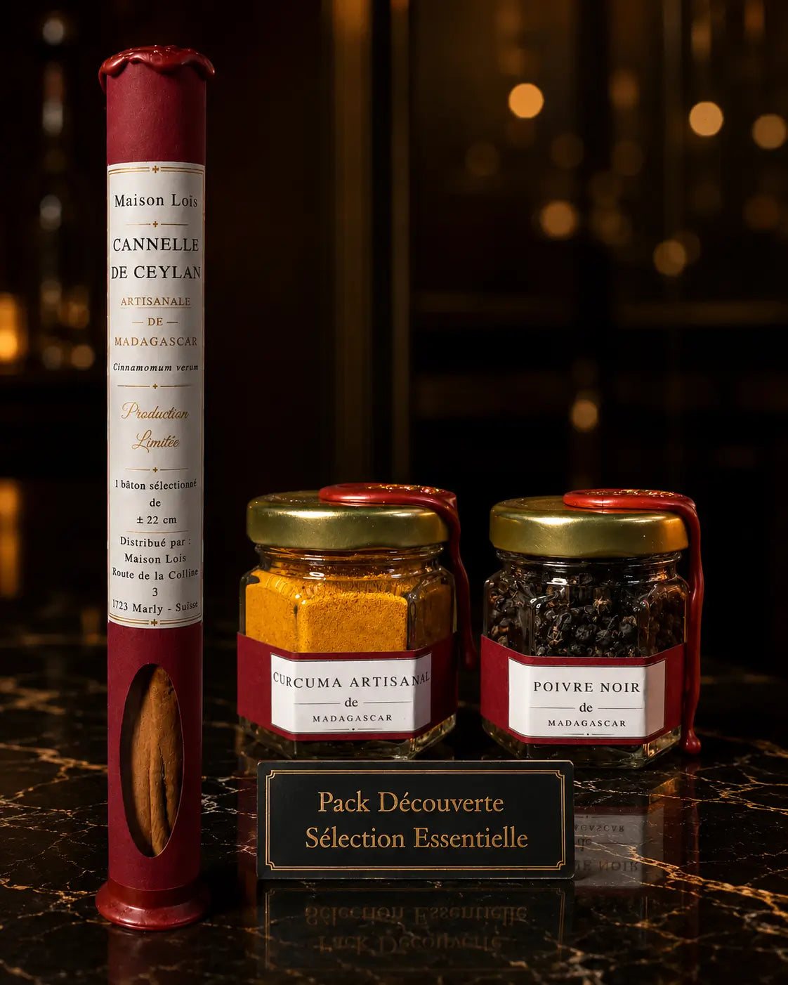 Pack Découverte – Sélection Essentielle Maison Loïs, assortiment d’épices artisanales — Cannelle de Ceylan, Curcuma de Madagascar et Poivre Noir — présenté sur marbre noir dans un décor luxueux.