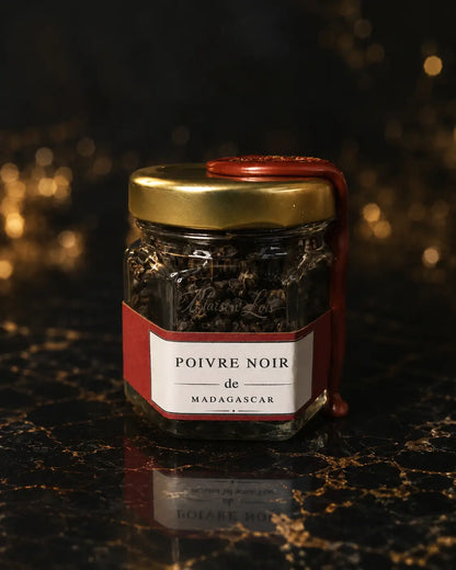 Pot en verre de Poivre Noir de Madagascar du Pack Découverte – Sélection Essentielle Maison Loïs, grains premium scellés de cire rouge sur marbre noir.
