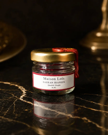 Pot en verre de Safran Iranien qualité Negin du Pack Découverte Sélection Intense Maison Loïs, filaments premium scellés de cire rouge sur marbre noir.