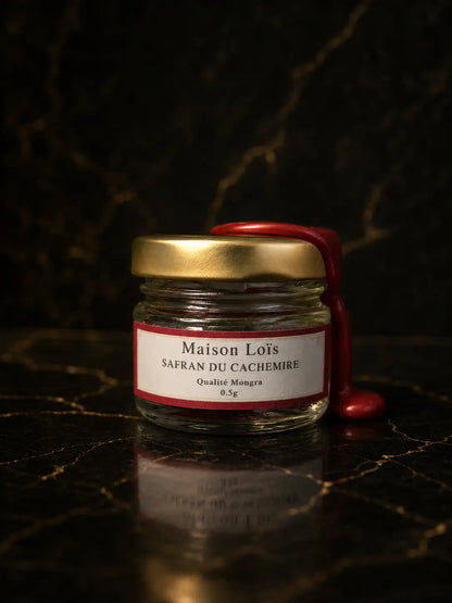 Pot en verre de Safran Mongra du Cachemire du Pack Sélection Signature Maison Loïs, scellé de cire rouge sur marbre noir.