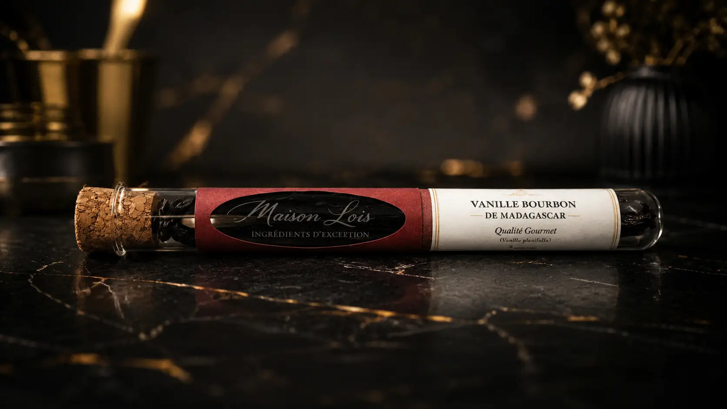 Tube de Vanille Bourbon de Madagascar inclus dans le Pack Sélection Signature Maison Loïs, gousses gourmet sur marbre noir.