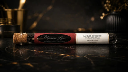 Tube de Vanille Bourbon de Madagascar inclus dans le Pack Sélection Signature Maison Loïs, gousses gourmet sur marbre noir.