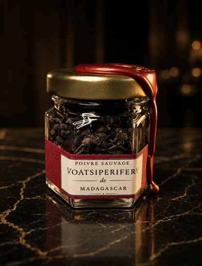 Pot de Poivre Sauvage Voatsiperifery de Madagascar du Pack Sélection Signature Maison Loïs, grains rares en décor gastronomique luxueux.