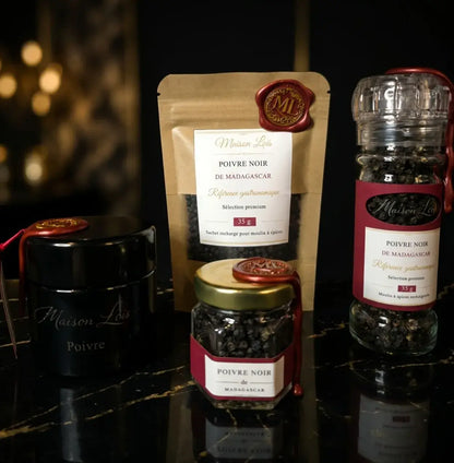 Poivre noir de Madagascar en gamme complète Maison Loïs Suisse, avec poivrière, pot, format découverte et recharge.