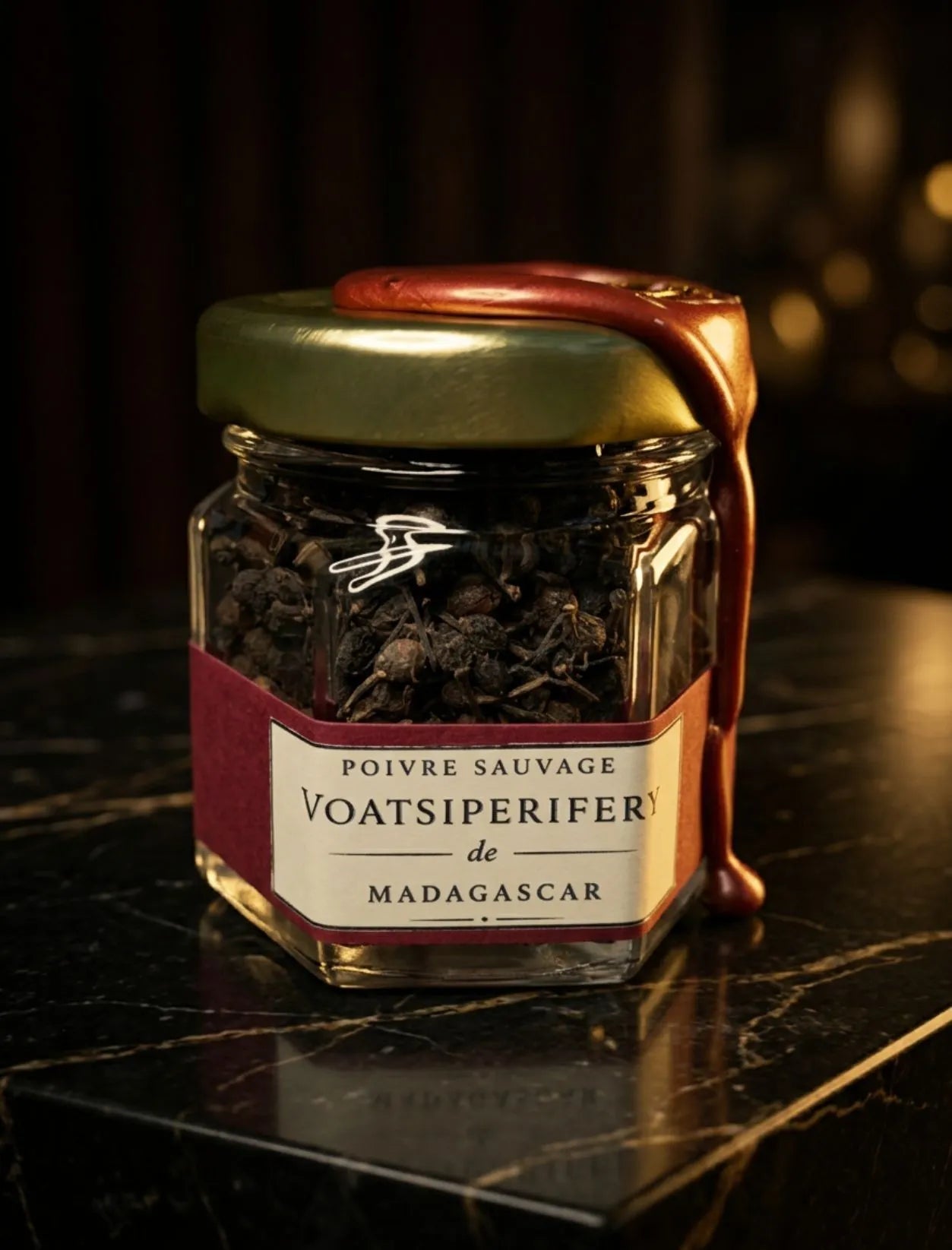 Pot en verre format découverte contenant du poivre sauvage Voatsiperifery de Madagascar, une épice rare sélectionnée par Maison Loïs.
