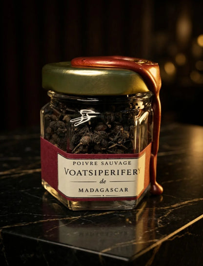 Pot en verre format découverte contenant du poivre sauvage Voatsiperifery de Madagascar, une épice rare sélectionnée par Maison Loïs.