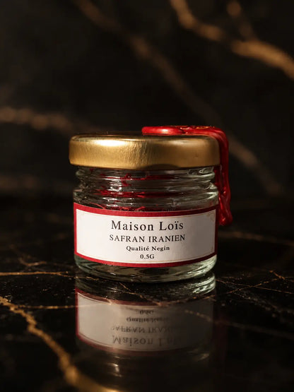 Pot en verre de Safran Iranien qualité Negin Maison Loïs, filaments premium scellés de cire rouge sur marbre noir.