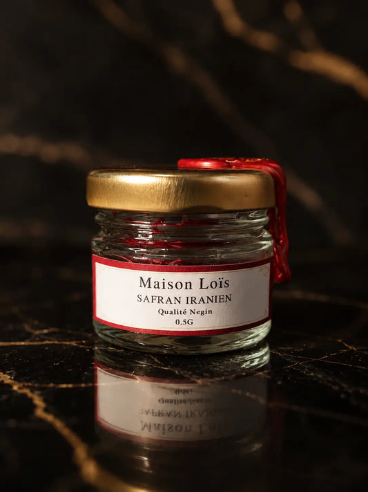 Pot en verre de Safran Iranien qualité Negin Maison Loïs, filaments premium scellés de cire rouge sur marbre noir.
