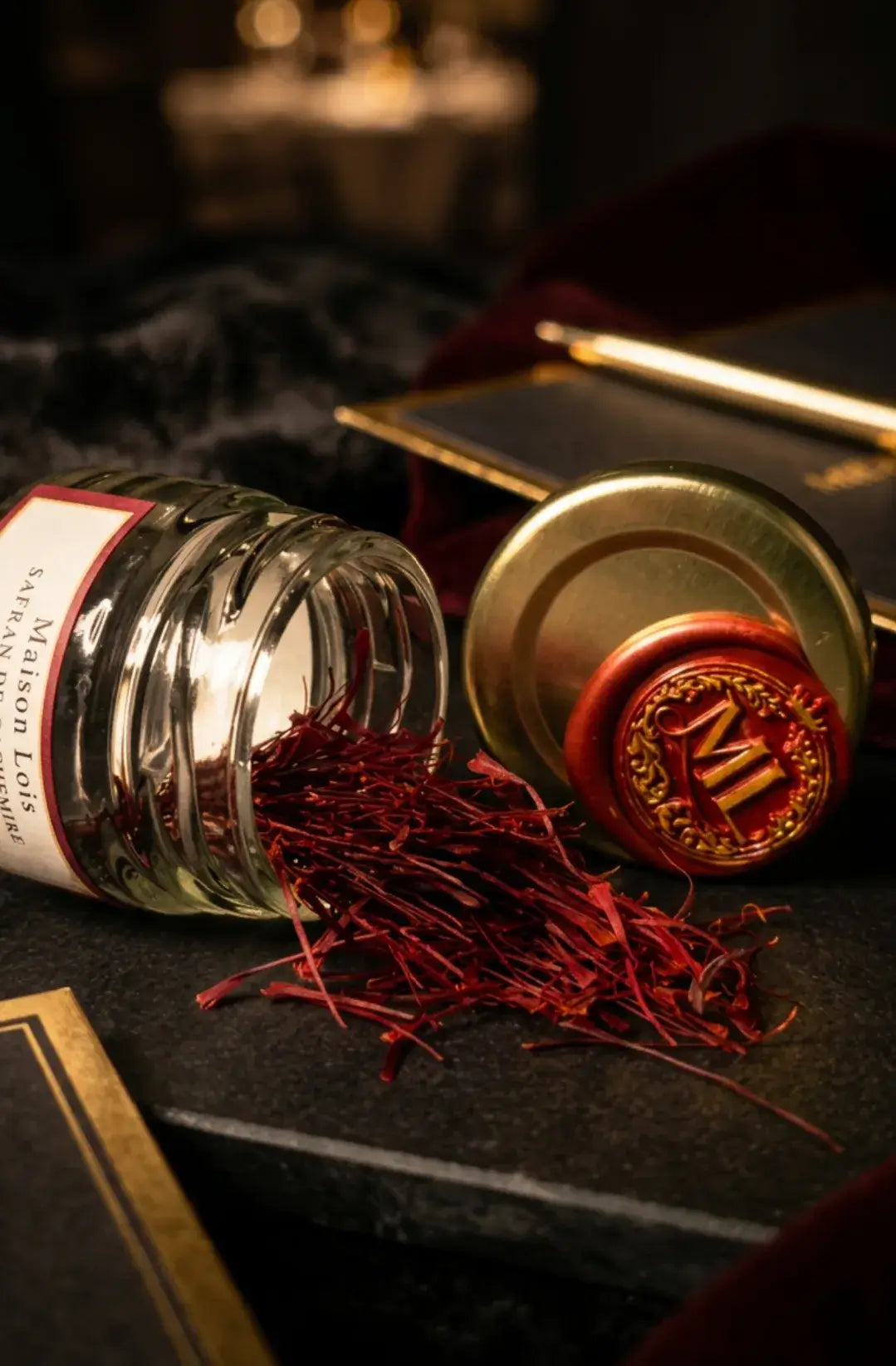 Safran Mongra 1 g en pot de verre — Maison Loïs Suisse, présentation luxe sur pierre sombre et sceau doré.
