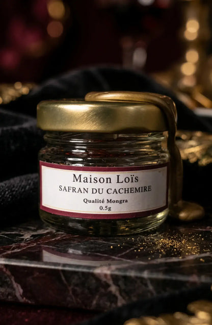 Safran Mongra 0,5 g en pot de verre — Maison Loïs Suisse, safran du Cachemire qualité Mongra, photo luxe sur marbre noir.